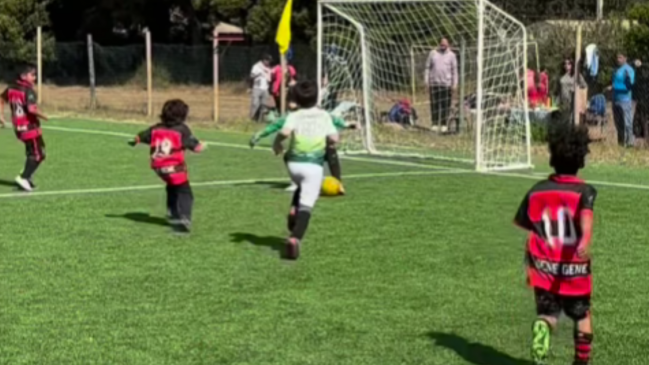 Hijo de Johnny Herrera sigue los pasos de su padre: Hizo tapadón que sacó aplausos