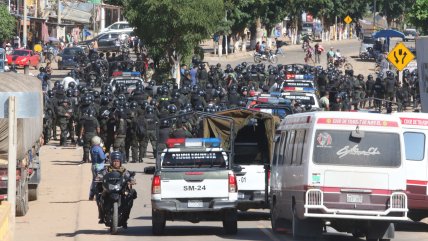   Policías y militares despejaron bloqueo de carreteras de partidarios de Evo Morales 