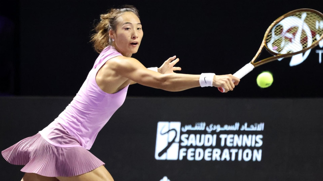 Zheng Qinwen selló su paso a semis de las Finales de la WTA