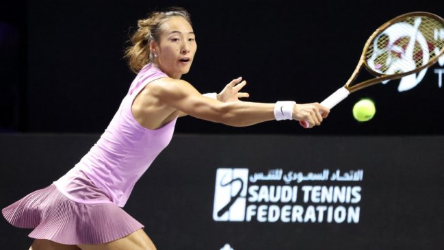 Zheng Qinwen selló su paso a semis de las Finales de la WTA