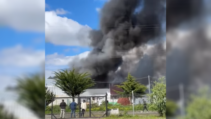 Bomberos combate incendio en bodega de plásticos de Puerto Varas