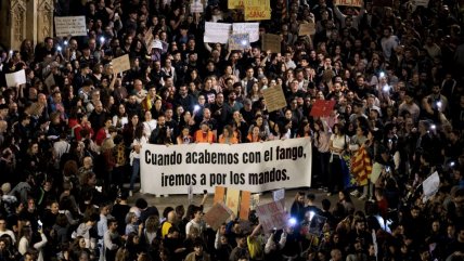 Multitudinaria protesta de valencianos contra las autoridades por gestión de la catástrofe