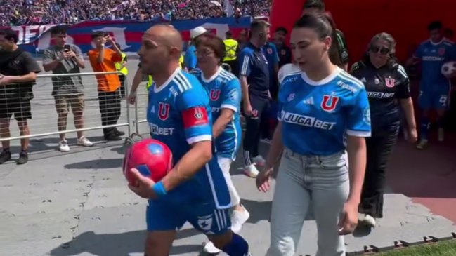[VIDEO] Jugadores de la U entraron a la cancha del Nacional acompañados por sus familias