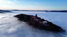 La espectacular imagen del castillo que "flota entre las nubes" en Francia