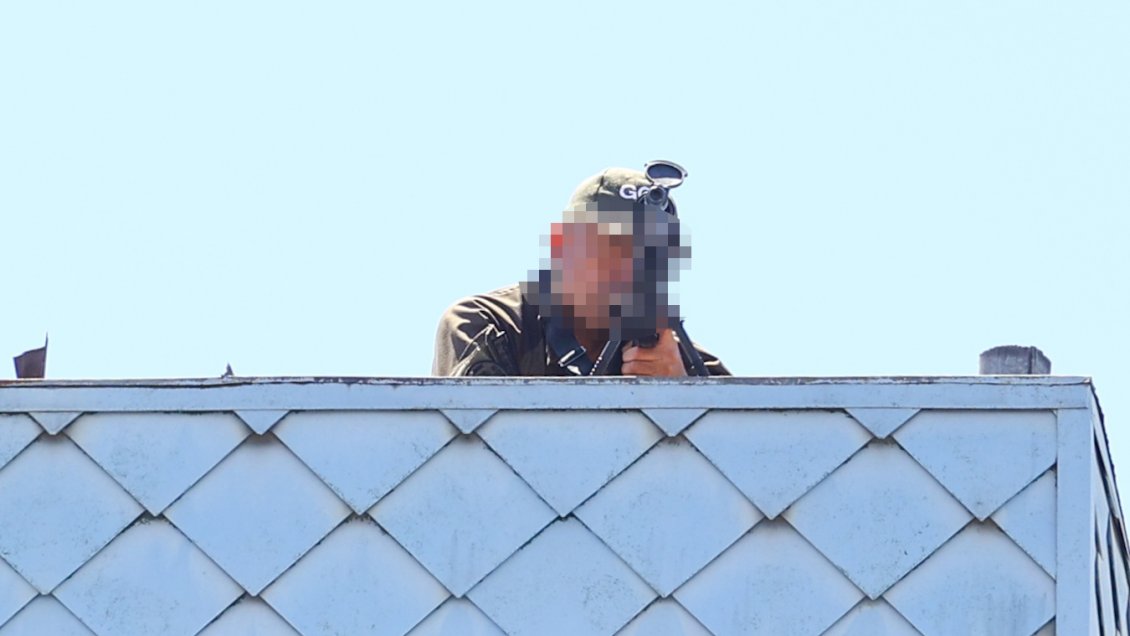 Trabajadora de AFP está retenida por hombre armado en Las Condes