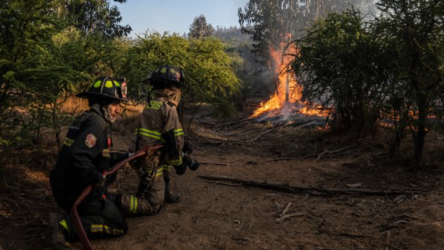 Tres detenidos por incendios en Valparaíso: Adolescentes usaron lupa para prender pirotecnia