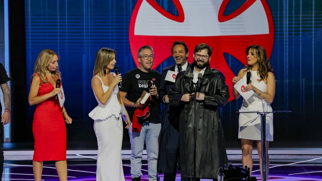 Presidente Boric se quedó con gabardina de Emmanuel tras participar en 