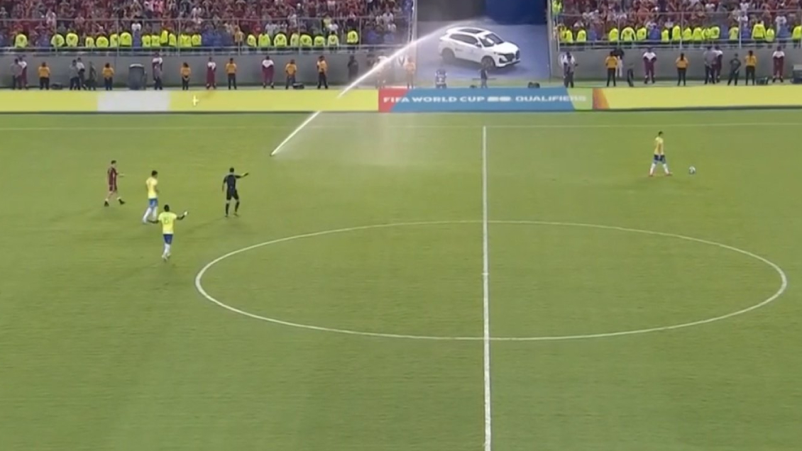 [VIDEO] Venezuela prendió los regadores en pleno partido con Brasil