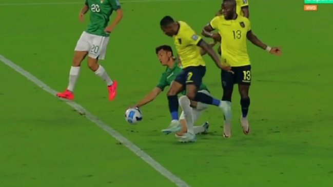 [VIDEO] La insólita mano de Bolivia en el penal a favor de Ecuador por las Clasificatorias