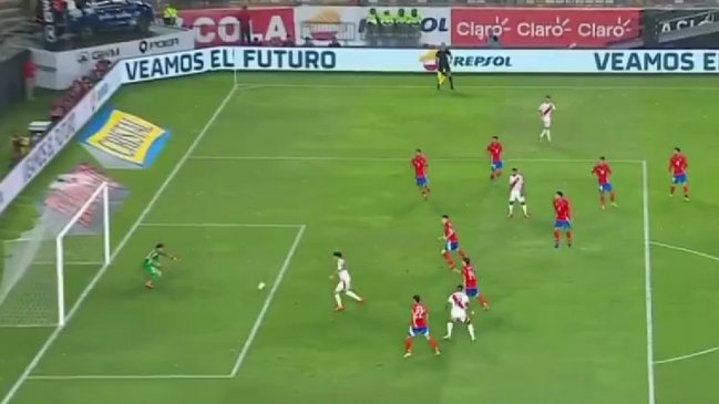 [VIDEO] Paolo Guerrero desperdició una jugada en inmejorable posición ante Chile