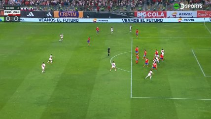   [VIDEO] El VAR salvó a La Roja tras invalidar un penal para Perú por un fuera de juego 