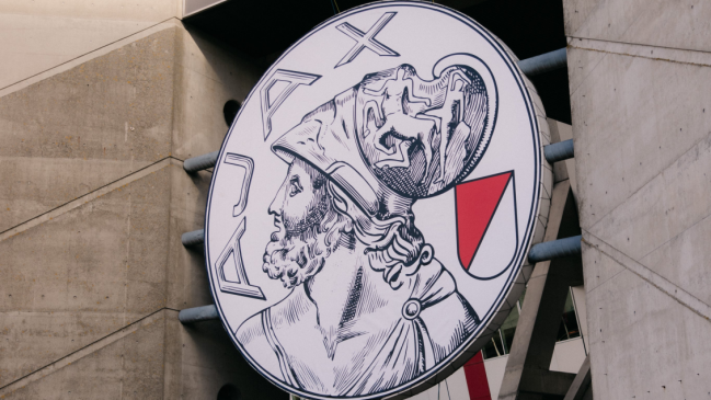 Ajax anunció el regreso permanente de su escudo clásico