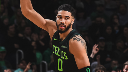   Tatum al rescate: Los Celtics sufrieron para vencer a los colistas Raptors 