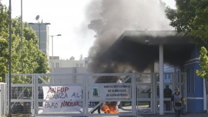 Gendarmes en paro prendieron barricadas en frontis de la cárcel de Rancagua