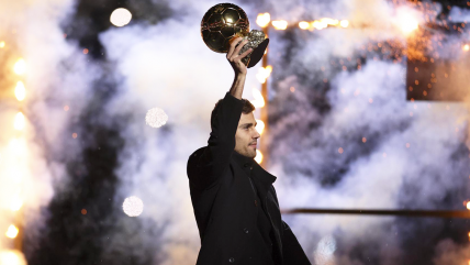   Rodri presentó su Balón de Oro ante la hinchada de Manchester City en el Etihad Stadium 