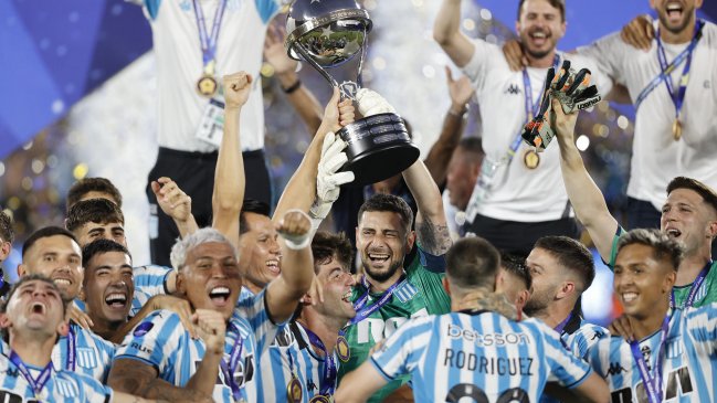 Arias se convirtió en el tercer capitán chileno en levantar un título internacional de clubes