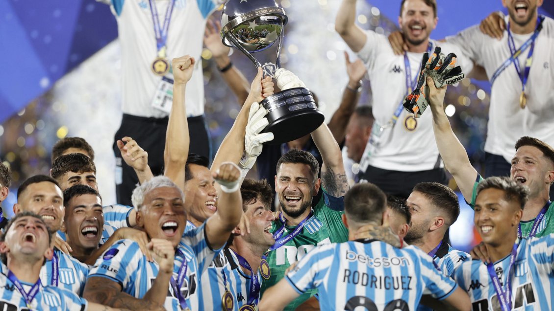 Arias se convirtió en el tercer capitán chileno en levantar un título internacional de clubes