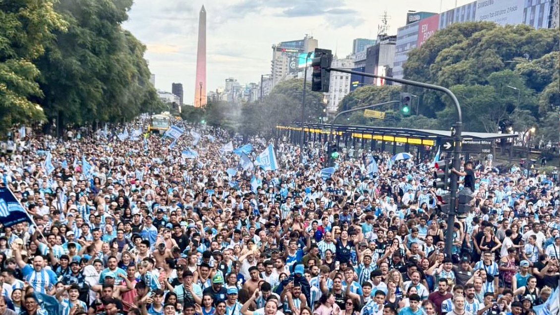 [VIDEOS] Racing celebró el título de la Copa Sudamericana con miles de hinchas en el Obelisco