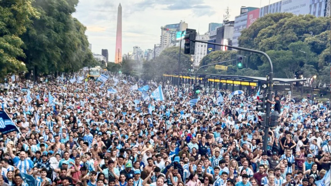 [VIDEOS] Racing celebró el título de la Copa Sudamericana con miles de hinchas en el Obelisco
