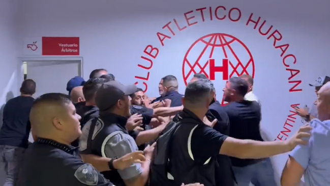 Dirigentes de Huracán arremetieron contra el camarín de los árbitros tras empate con Boca