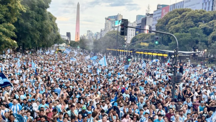   [VIDEOS] Racing celebró el título de la Copa Sudamericana con miles de hinchas en el Obelisco 