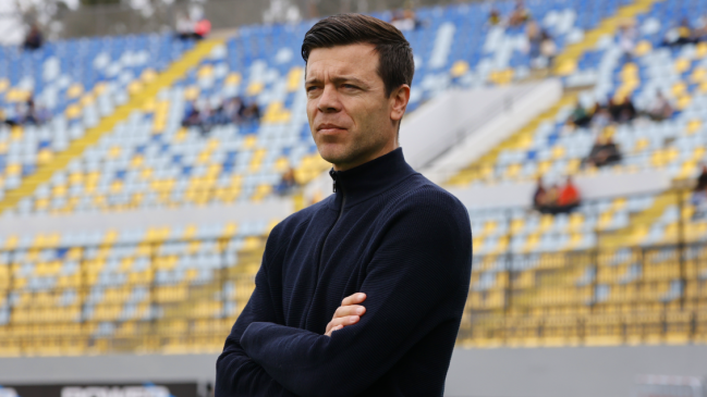 Everton hizo oficial la salida del entrenador Esteban Solari