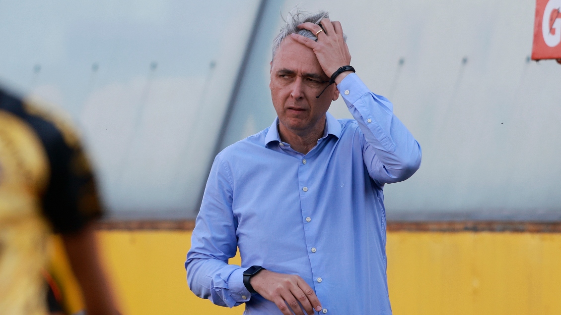 Tiago Nunes evidenció su molestia por el poco movimiento en el mercado en la UC