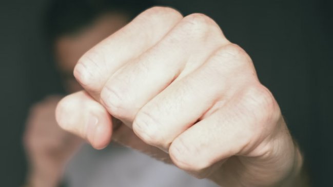 Paciente explotó contra doctor que lo despertó: 