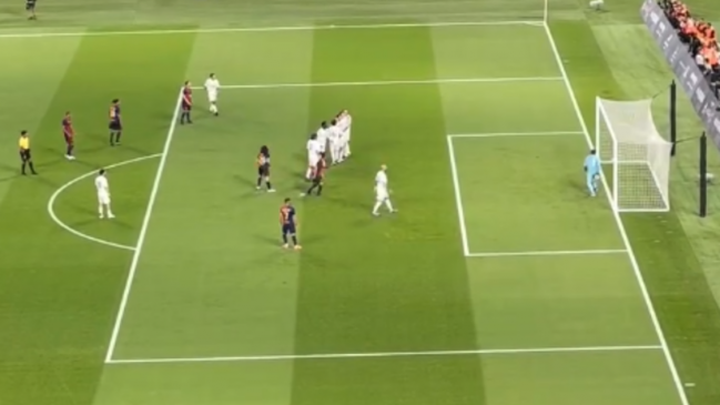 [VIDEO] Vidal lo disfrutó en la tribuna: Ronaldinho anotó golazo en duelo de leyendas ante Real Madrid