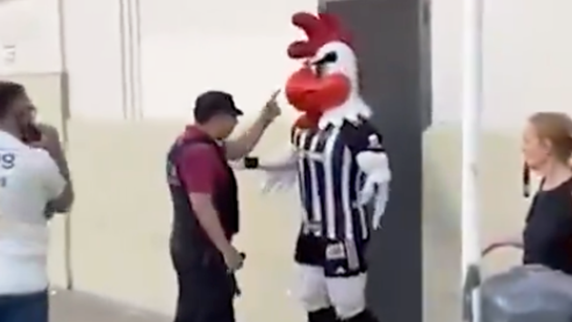 [VIDEO] Insólito: Policía retuvo a la mascota de Atlético Mineiro en Buenos Aires