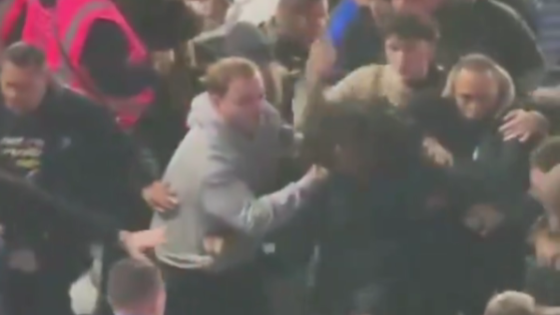 [VIDEO] Hinchas de West Ham se enfrascaron en una pelea en el duelo ante Arsenal