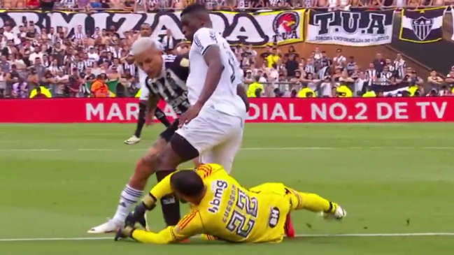 [VIDEO] La falta que derivó en penal para Botafogo tras revisión en el VAR