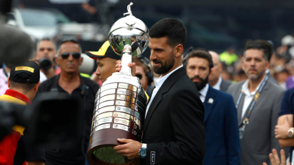   Novak Djokovic portó el trofeo en la final de la Copa Libertadores 