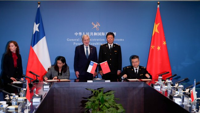 Chile y China firman protocolos para ampliar las exportaciones de frutas y carne