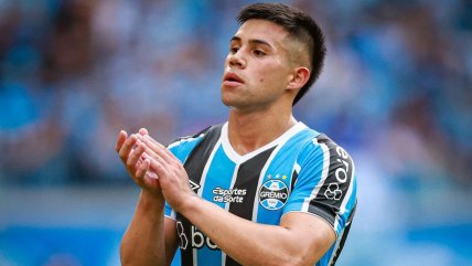   Alexander Aravena salió lesionado en duelo de Gremio ante Vitoria 