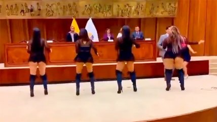   Escándalo por show de bailarinas en el Parlamento de Ecuador 