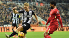 Liverpool empató ante Newcastle en una "guerra de goles" y sigue firme como líder