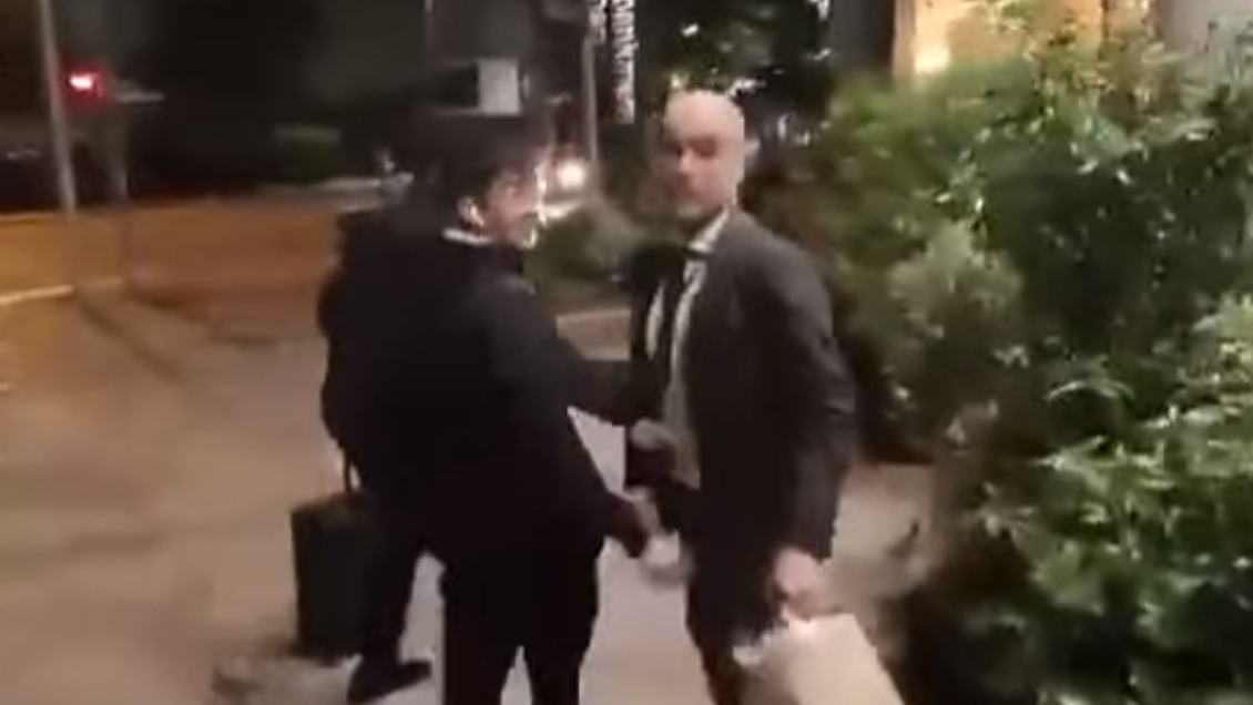 [VIDEO] Guardiola tuvo que ser frenado tras duro cruce con un hincha de Liverpool