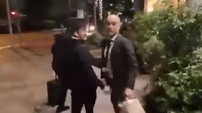 [VIDEO] Guardiola tuvo que ser frenado tras duro cruce con un hincha de Liverpool