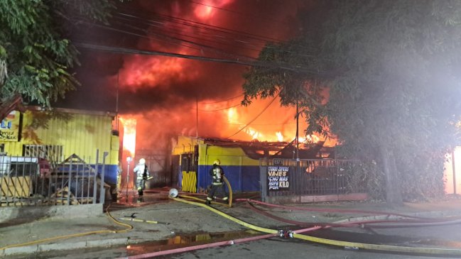 Incendio afectó a bodega de textiles en Estación Central