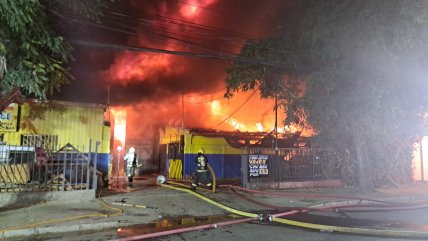  Incendio afectó a bodega de textiles en Estación Central  