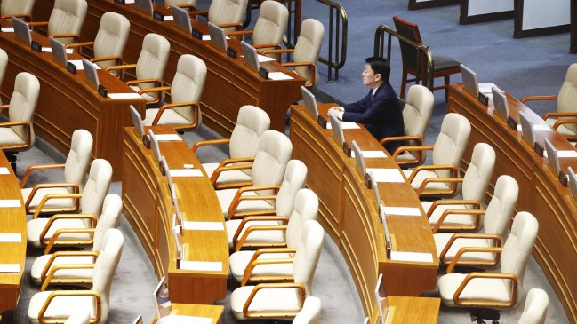 Fracasó intento de destituir al presidente surcoreano: Su partido lo salvó