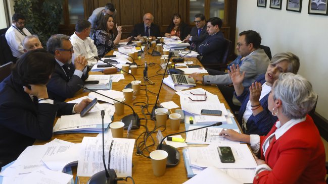 Parlamentarios ven pros y contras en la idea de eliminar-fusionar ministerios