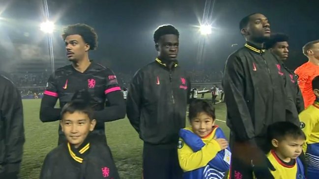 [VIDEO] Jugadores de Astana y Chelsea regalaron sus abrigos a niños por extremo frío en Kazajistán