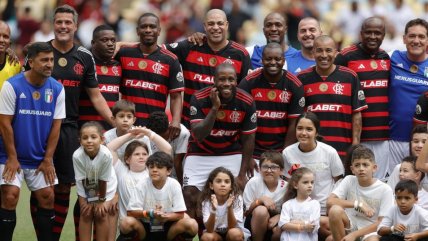   Adriano se despidió del fútbol en partido de leyendas que contó con la presencia de David Pizarro 