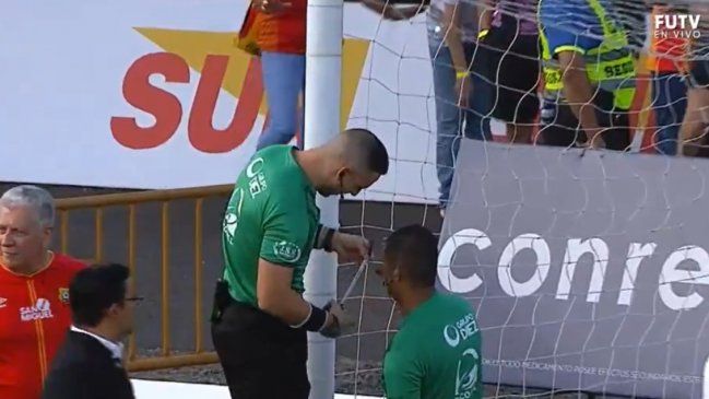 [VIDEO] Debieron cambiar el tamaño del arco tras reclamo de portero visitante
