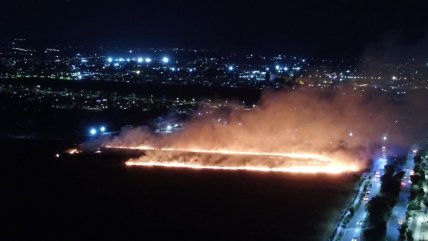   Incendio en Colina amenaza a viviendas y un colegio 