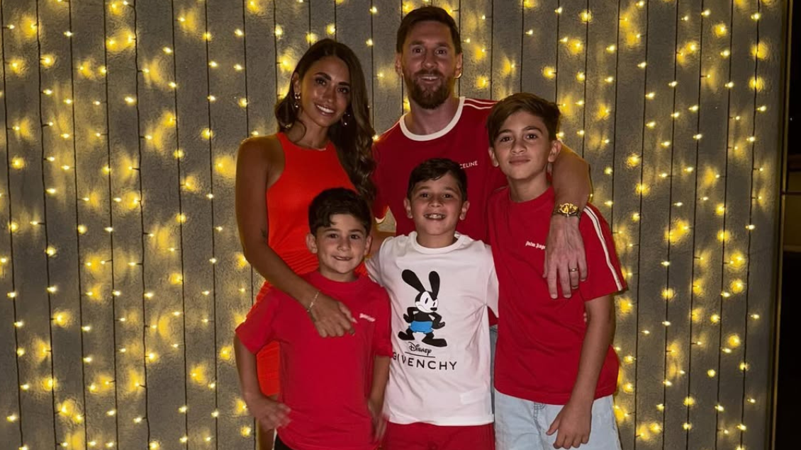 Lionel Messi y Antonela Roccuzzo causaron furor con su look navideño