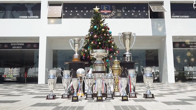 [VIDEO] Bajo el árbol de Navidad: Colo Colo exhibió sus copas conseguidas este 2024