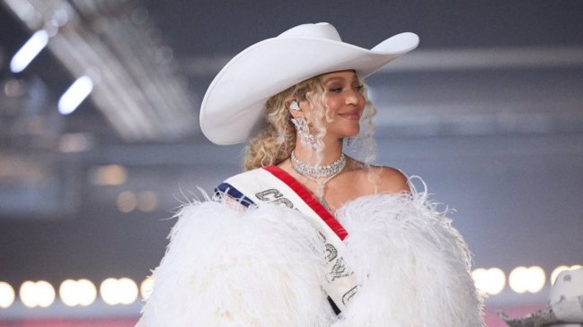 En la NFL: Beyoncé debutó canciones en vivo y cantó un cover de The Beatles